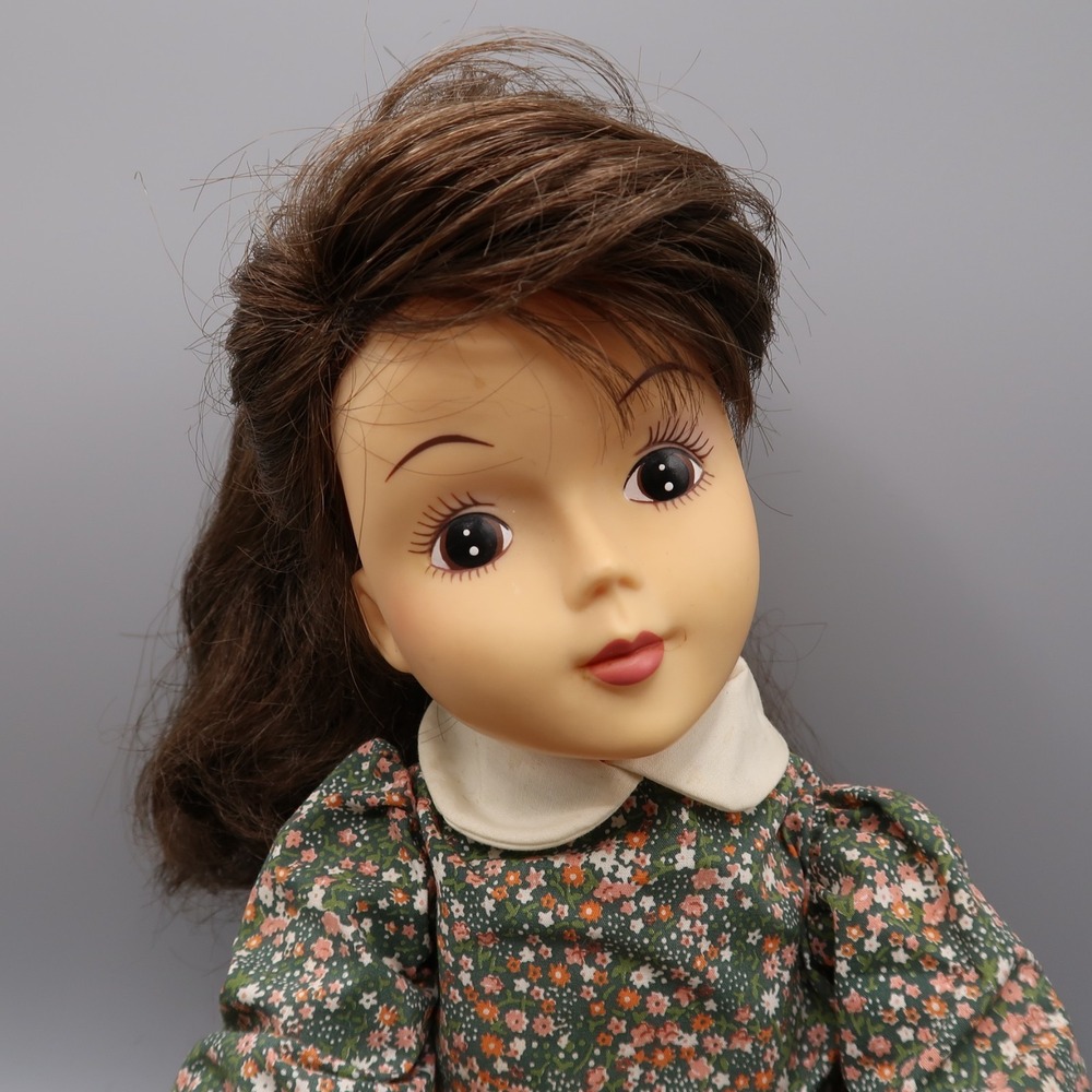 Russ Berrie Doll Tracy 20" Vintage doll Brown Hair Plastic Face